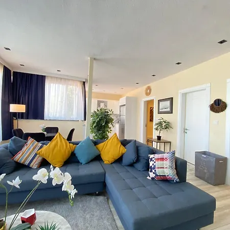 Stylish Sea View 2 Bedroom Steps To The Semesterbostad