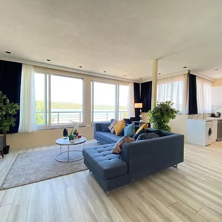 Semesterbostad Stylish Sea View 2 Bedroom Steps To The