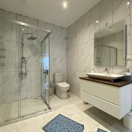 Stylish Sea View 2 Bedroom Steps To The Semesterbostad