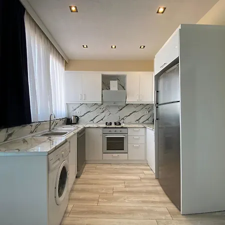 Stylish Sea View 2 Bedroom Steps To The Дом отдыха